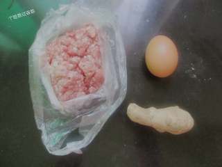 1、干炸肉丸子,准备食材