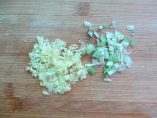 2、干炸肉丸子,准备姜末葱沫