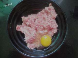 5、干炸肉丸子,肉馅里放入一个鸡蛋