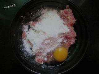 6、干炸肉丸子,肉馅里放盐，生抽，十三香，耗油，放入面粉