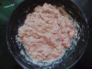 7、干炸肉丸子,顺一个方向搅拌上劲