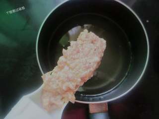 8、干炸肉丸子,把肉馅放入丸子神器里，热锅倒入适量的油，烧到7成热