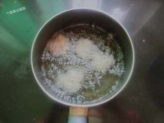 9、干炸肉丸子,用拨片挤出肉丸，勺子挖下，放入油锅