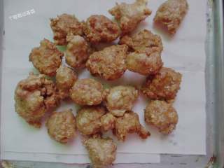 10、干炸肉丸子,调小火炸至肉丸金黄捞出控油