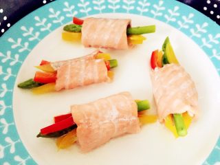 4、彩蔬鱼片卷,蒸好出锅