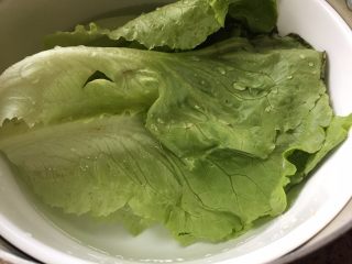 1、芝士培根汉堡，完胜KFC ,首先，生菜，清洗干净，用盐水浸泡下，沥水备用；