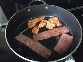 2、芝士培根汉堡，完胜KFC , 热锅，少许油，把培根和里脊肉，都放进去，煎烤；这里的里脊肉，我是事先腌制好的；