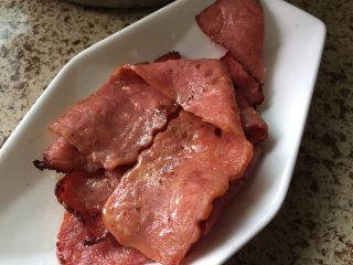 3、芝士培根汉堡，完胜KFC , 煎烤好的培根，装盘，备用；