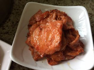 4、芝士培根汉堡，完胜KFC , 里脊肉，烤好，装盘，备用；