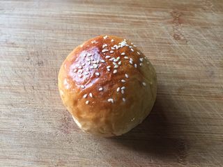 6、芝士培根汉堡，完胜KFC ,准备好一个餐包；