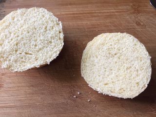 7、芝士培根汉堡，完胜KFC ,把餐包，用三分之一处，横着切开；