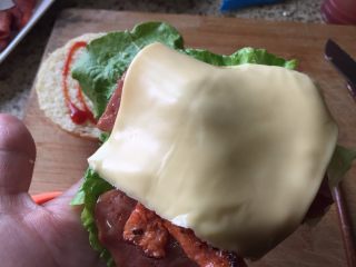 12、芝士培根汉堡，完胜KFC ,再加入一片百吉福芝士片；