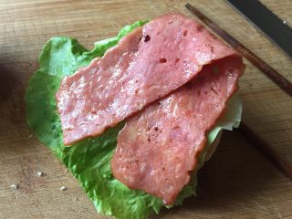 10、芝士培根汉堡，完胜KFC , 再放上去煎烤好的培根；