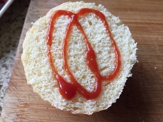 13、芝士培根汉堡，完胜KFC , 再在另外一个汉堡中，挤上番茄酱；或者沙拉酱都可以；