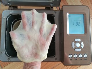 2、经典白吐司,和面完成，顺手拉一个手套膜，28分钟出膜妥妥的