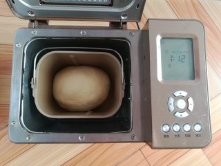 4、经典白吐司,面团第一次发酵到2倍大，关掉面包机，取出面团