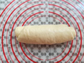 7、经典白吐司,面团从下往上卷起来