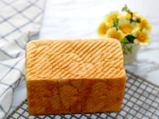 15、经典白吐司, 吐司烤好后取出脱模放凉