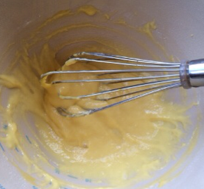 5、拜拜蛋糕,完成的蛋黄糊是略微浓稠的