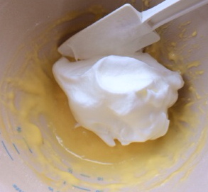 7、拜拜蛋糕,取1/3打发的蛋白霜与蛋黄糊以翻拌的手法混合均匀