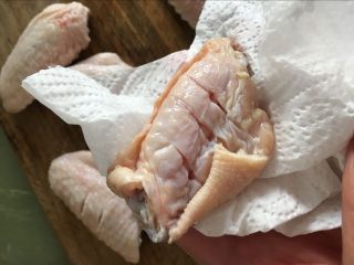 2、【吮指鸡翅】舌尖上的美味儿,用厨房用纸吸掉水份