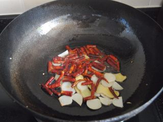 8、麻辣小龙虾,捞出干辣椒段爆香