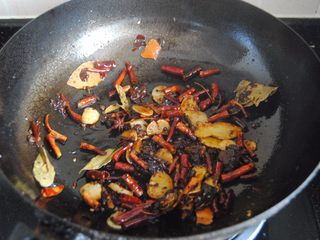 10、麻辣小龙虾,倒入郫县豆瓣酱小火翻炒出红油