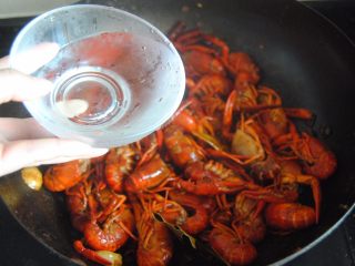 14、麻辣小龙虾,加入两碗清水拌匀后焖5分钟