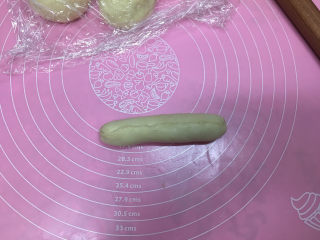 7、淡奶油辫子面包,同上向下卷起，收口入收紧。