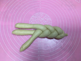 10、淡奶油辫子面包,接着从右侧开始编，编好后把收口入捏紧。