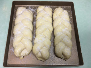 14、淡奶油辫子面包,然后表面刷蛋液撒上椰蓉。