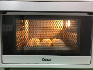 15、淡奶油辫子面包,放入提前预热的烤箱中进行烘烤，温度为上管150度，下管165度，时间为25分钟。