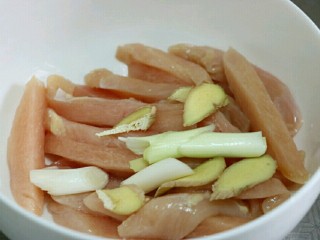 3、海苔味鸡柳(烤箱版),放入碗中，加入葱姜～