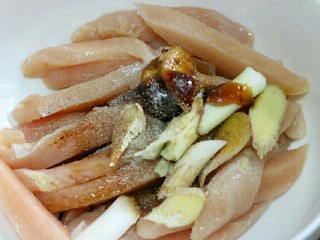 4、海苔味鸡柳(烤箱版),加入料酒、耗油、生抽、胡椒粉、食盐～