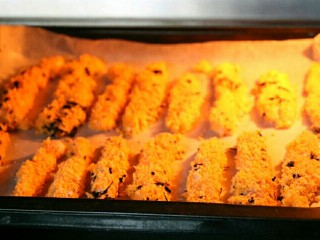 13、海苔味鸡柳(烤箱版),烤箱上下火190度提前预热，烤15-20分钟左右即可～(具体时间和温度还是要看自家烤箱得脾气和鸡柳的粗细哈～)