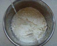 1、拿破仑酥,黄油切小块室温下软化，加入面粉、盐，缓缓倒入水