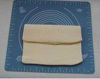 6、拿破仑酥,入冰箱冷藏30分钟，重复擀开、折叠步骤，共计5次