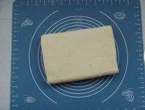 8、拿破仑酥,面片取出擀成厚度约4MM的长方形