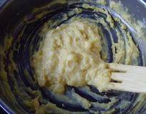 12、拿破仑酥,小火加热至砂糖完全融化，形成粘稠的糊状；​待其散热后装入裱花袋中待用