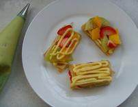 13、拿破仑酥,取一块酥皮挤入卡仕达酱、加入水果，再挤上少量卡仕达酱