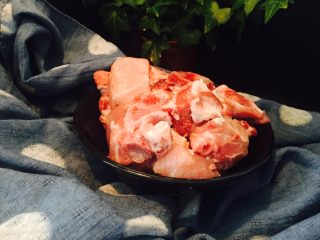 1、糖醋小排,买来的排骨,洗净,放冰箱,回头烧了,再拿出来,天热,要注意,否则很容易变质,不新鲜,吃坏得不偿失。