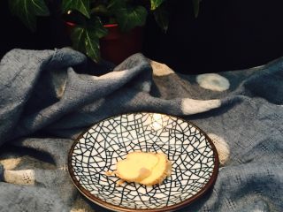 2、糖醋小排,用到的姜,感觉这次10克姜很多,这是最初切的两片,拍照用。