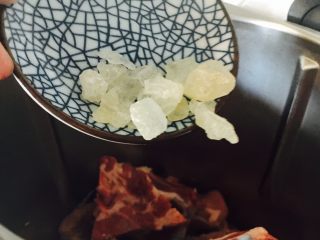 14、糖醋小排,倒入冰糖,这里没有50克,还要加。