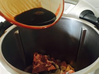 16、糖醋小排,倒入黄酒。