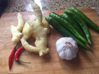 2、生炒鸡块,生姜、蒜、还有辣椒都准备好；