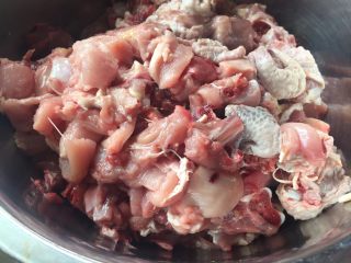 3、生炒鸡块,把鸡剁成块；不要太大块，适合小块点；