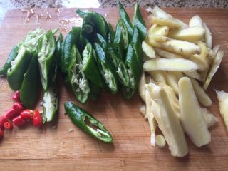 4、生炒鸡块,生姜、辣椒都切成片；