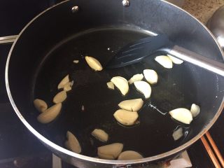 5、生炒鸡块,热锅，放入少许油，放入大蒜，大蒜，要多点，比较的好吃；粉粉的；