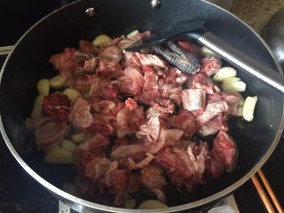 6、生炒鸡块,煸香后，放入鸡块，翻炒下；煎出少许油；其实，这种土鸡没有什么油脂；