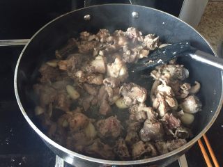 7、生炒鸡块,待鸡肉的颜色变了，这样再翻炒下；